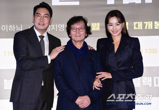 정지영 감독과 배우 조진웅, 이하늬가 28일 용산 CGV에서 열 영화 '블랙머니'의 언론시사회에서 포토타임을 갖고 있다. 영화는 거대한 금융 비리의 실체와 마주하게 되면서 벌어지는 이야기를 그린 금융범죄 실화극이다용산=최문영 기자 deer@sportschosun.com /2019.10.28/