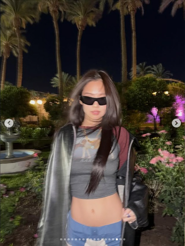 제니, 또 가운데 손가락 들었다…한 달 새 두 번 터진 '파격 스웨그'