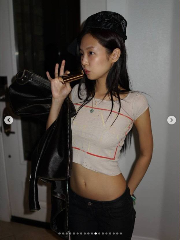 제니, 또 가운데 손가락 들었다…한 달 새 두 번 터진 '파격 스웨그'