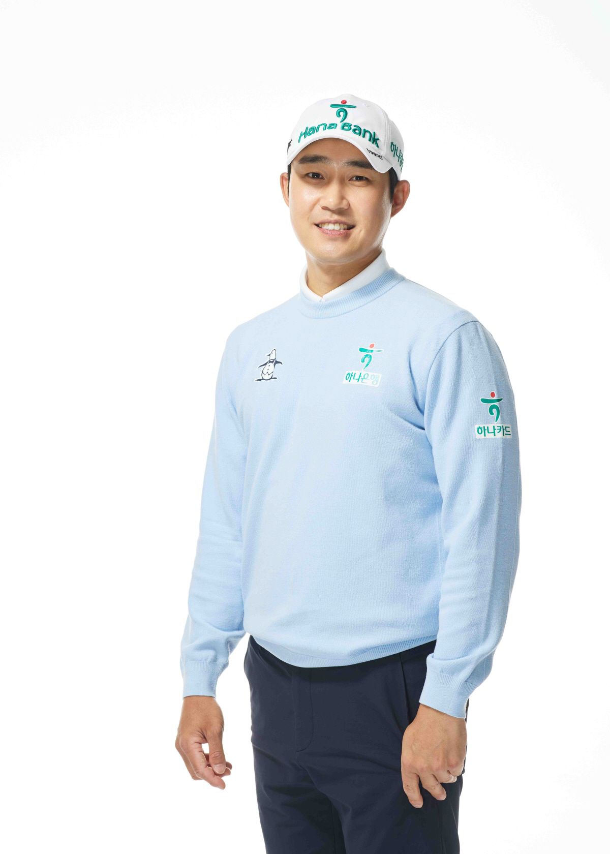 박은신이 하늘색 스웨터를 입고 포즈를 취하고 있다. 사진제공=먼싱웨어