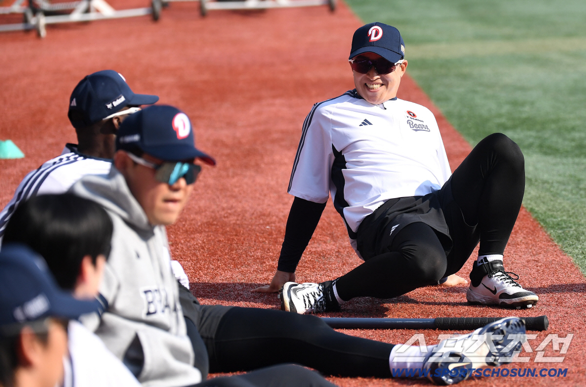 14일 인천 SSG랜더스필드에서 열린 SSG와 두산의 주중 3연전 첫 번째 경기. 두산 선수들과 함께 훈련하는 손아섭. 인천=송정헌 기자 songs@sportschosun.com/2026.04.14/