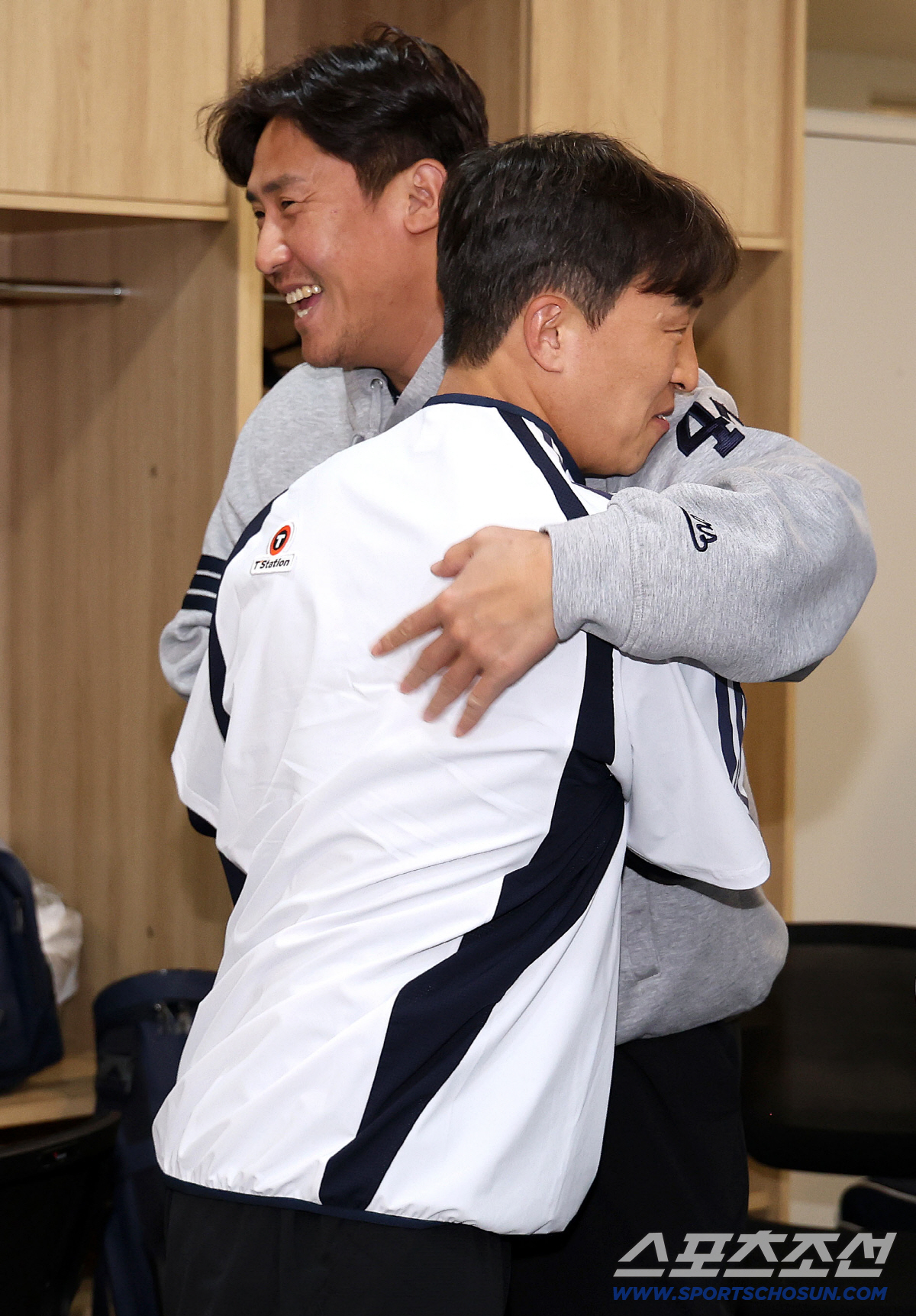 14일 인천 SSG랜더스필드에서 열린 SSG와 두산의 주중 3연전 첫 번째 경기. 두산 베어스 선수단과 첫 인사를 나누고 있는 손아섭.