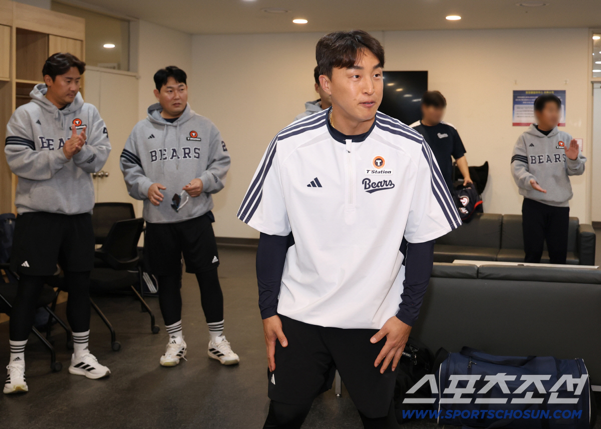 14일 인천 SSG랜더스필드에서 열린 SSG와 두산의 주중 3연전 첫 번째 경기. 두산 베어스 선수단과 첫 인사를 나누고 있는 손아섭.