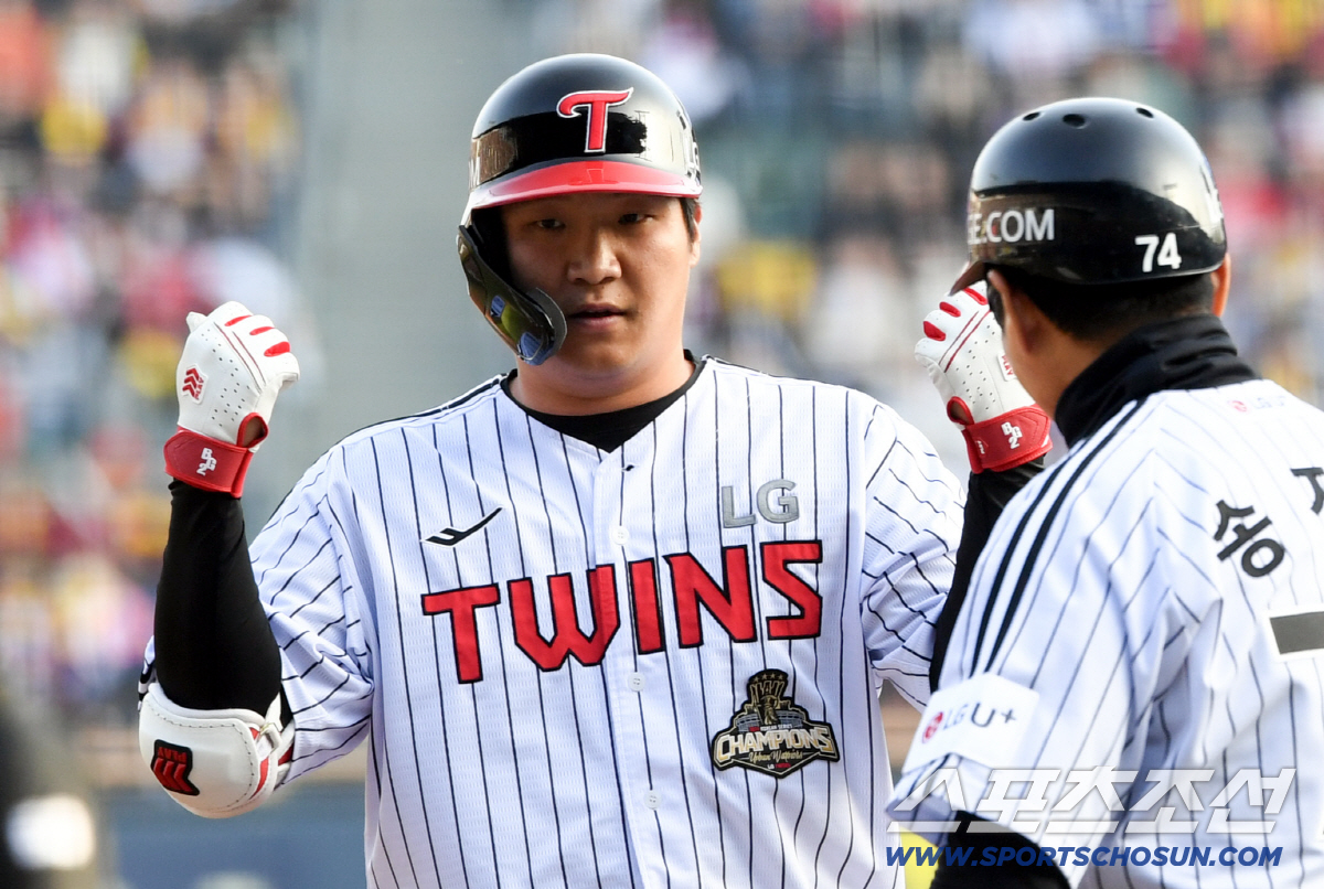 11일 잠실구장에서 열린 LG와 SSG의 경기. LG 문보경이 안타를 날린 뒤 환호하고 있다. 잠실=박재만 기자 pjm@sportschosun.com/2026.04.11/