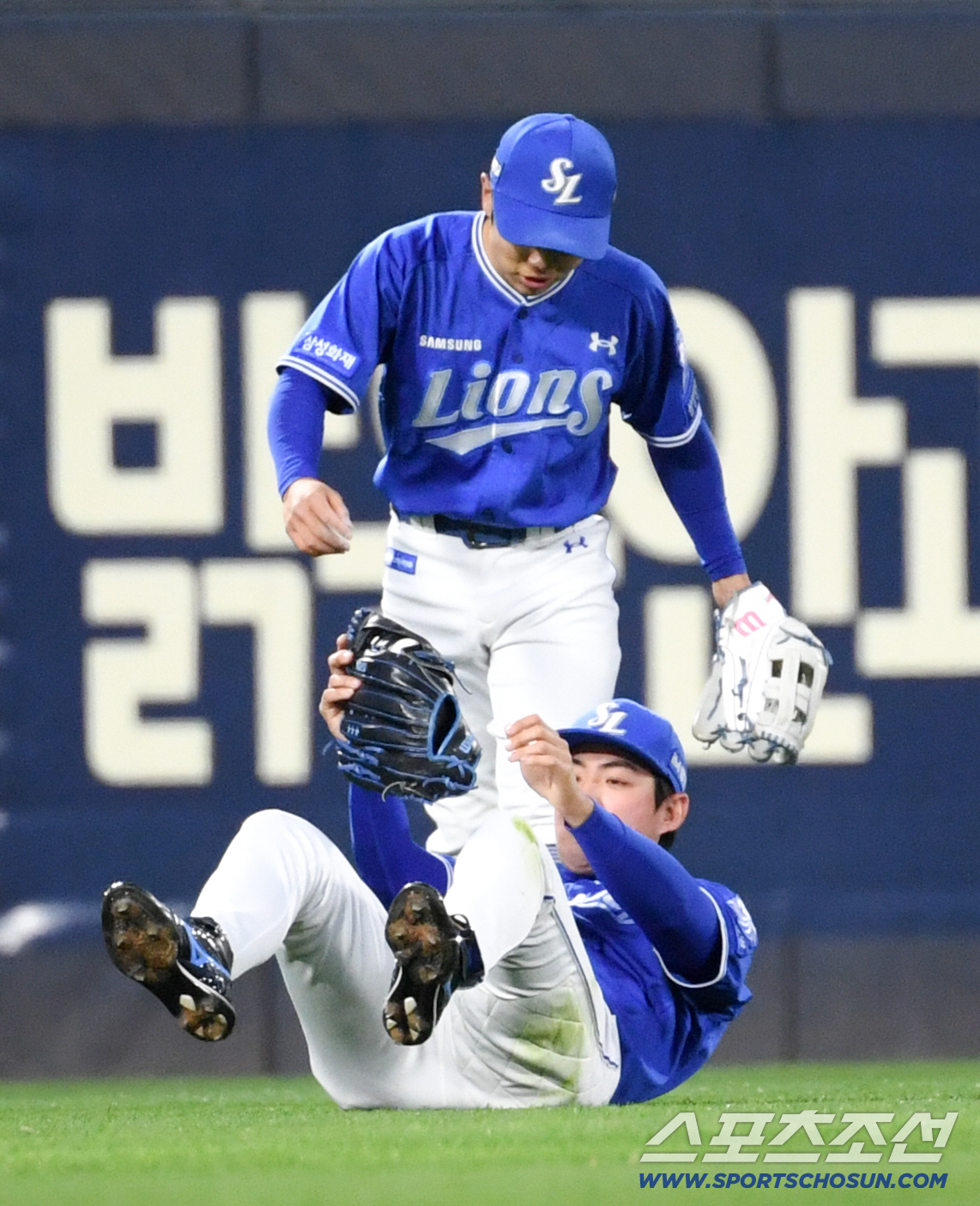 7일 광주 기아챔피언스필드에서 열린 KIA와 삼성의 경기. KIA 데일 타구를 삼성 구자욱이 처리하고 있다. 광주=박재만 기자 pjm@sportschosun.com/2026.04.07/