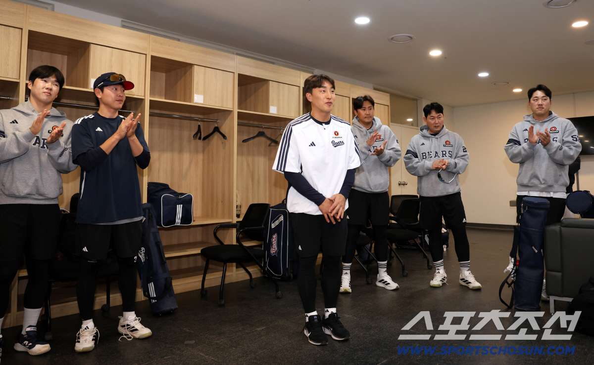 14일 인천 SSG랜더스필드에서 열린 SSG와 두산의 주중 3연전 첫 번째 경기. 두산 베어스 선수단과 첫 인사를 나누고 있는 손아섭.