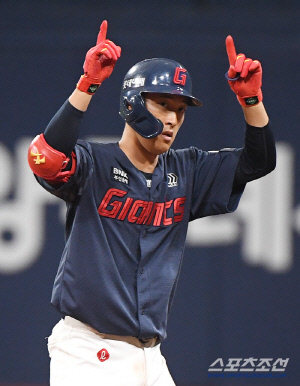 '타율 0.372' 50억 3루수, 갑자기 선발 제외된 이유?…김태형 감독의 속내는 [잠실포커스]