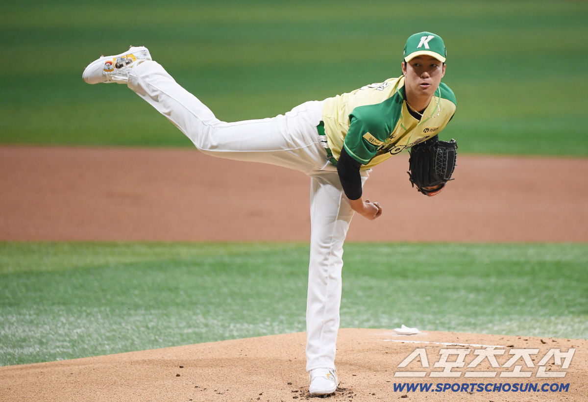 12일 서울 고척스카이돔에서 열린 롯데-키움전. 부상에서 복귀한 안우진이 선발로 등판해 투구하고 있다. 정재근 기자 cjg@sportschosun.com/2026.4.12/