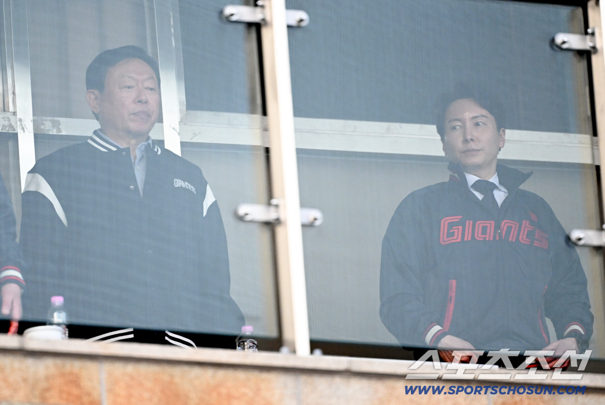 14일 잠실구장에서 열린 LG와 롯데의 경기. 신동빈 롯데그룹 회장과 박준혁 단장이 경기를 지켜보고 있다. 잠실=박재만 기자 pjm@sportschosun.com/2026.04.14/