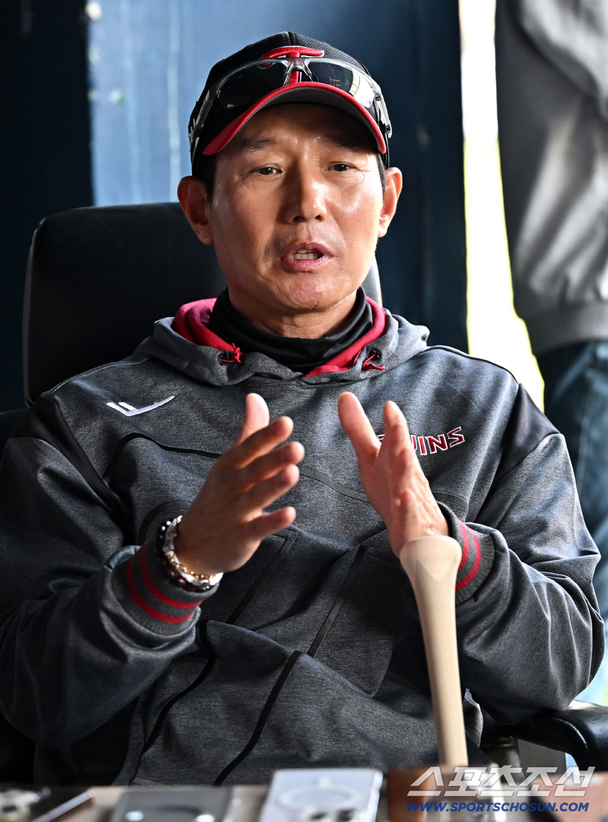 14일 잠실구장에서 열린 LG와 롯데의 경기. LG 염경엽 감독이 인터뷰를 하고 있다. 잠실=박재만 기자 pjm@sportschosun.com/2026.04.14/