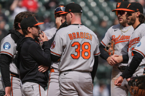 감독 16G 만에 무슨 '날벼락'…113.6㎞ 타구에 얼굴 강타, 그래도 선수 껴앉았다