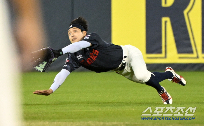 회장님이 보고계셔! 황성빈 슈퍼캐치 → 레이예스 홈보살 → 한동희 호수비까지…나균안 5⅔이닝 역투, 팀 연속 QS 행진은 실패 