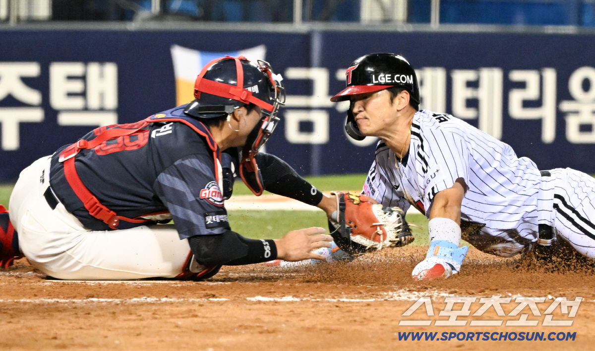 14일 잠실구장에서 열린 LG와 롯데의 경기. 4회말 1사 3루 LG 이주헌 외야 뜬공 때 홈을 노리던 박해민이 롯데 포수 손성빈에게 태그당하고 있다. 잠실=박재만 기자 pjm@sportschosun.com/2026.04.14/