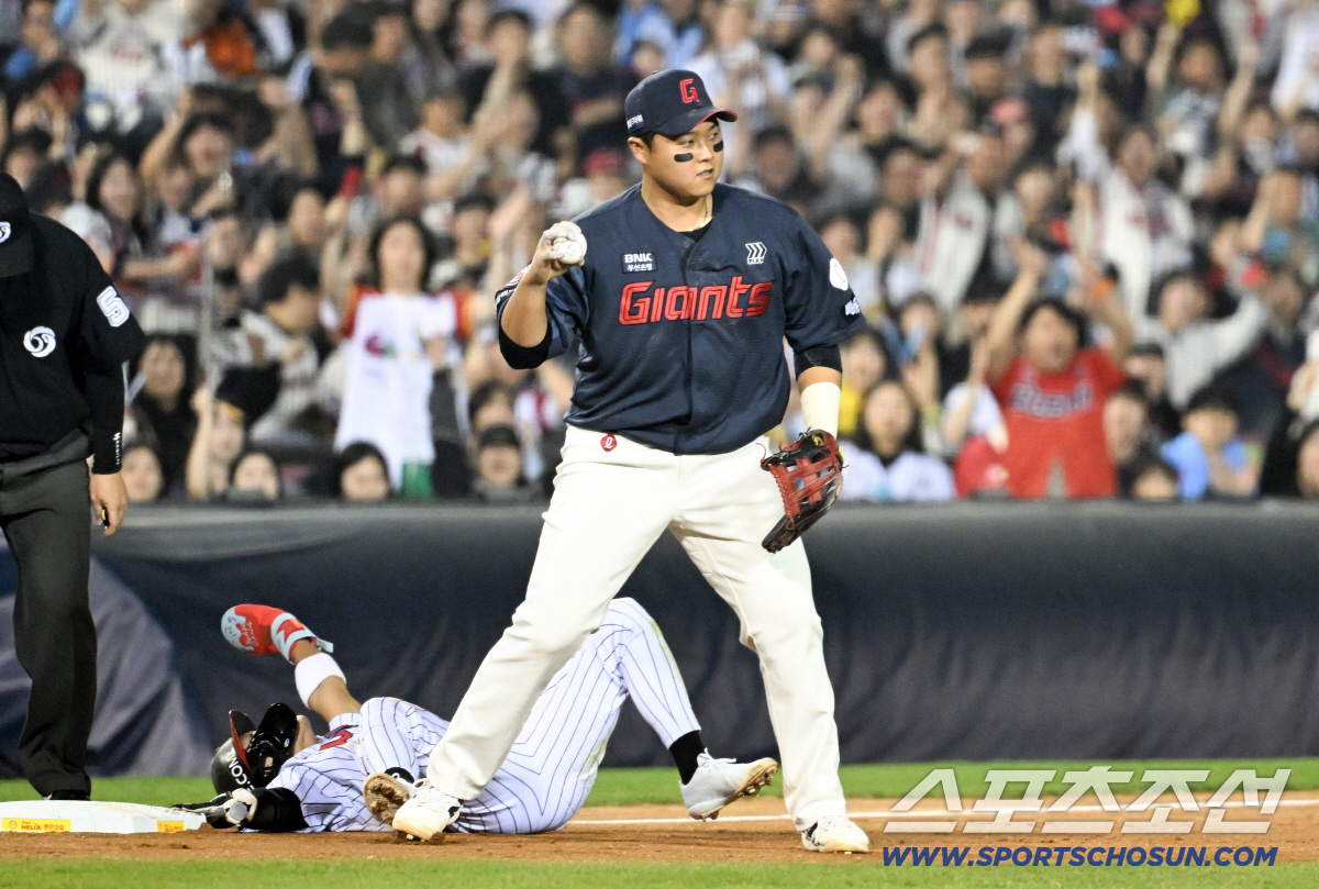 14일 잠실구장에서 열린 LG와 롯데의 경기. 5회말 1사 1,2루 견제에 걸린 LG 신민재가 롯데 한동희에게 태그당하고 있다. 잠실=박재만 기자 pjm@sportschosun.com/2026.04.14/