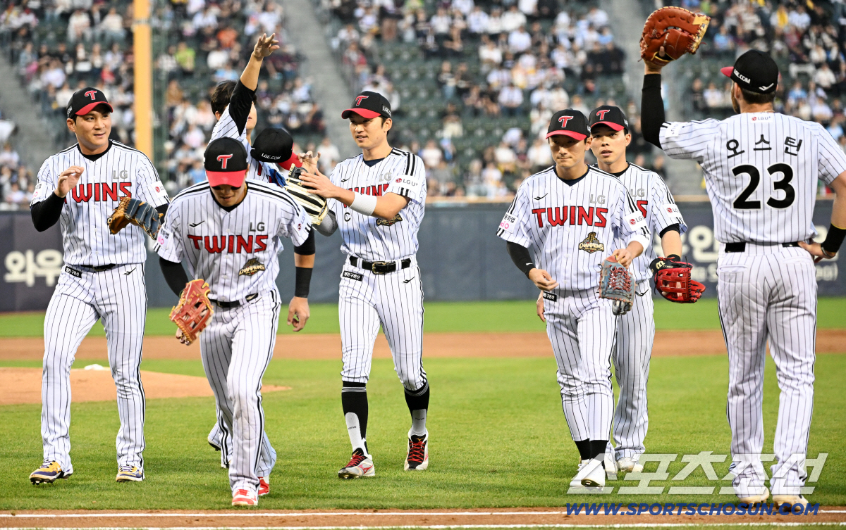 14일 잠실구장에서 열린 LG와 롯데의 경기. LG 오지환, 박해민이 호수비로 선발 송승기를 돕고 있다. 잠실=박재만 기자 pjm@sportschosun.com/2026.04.14/