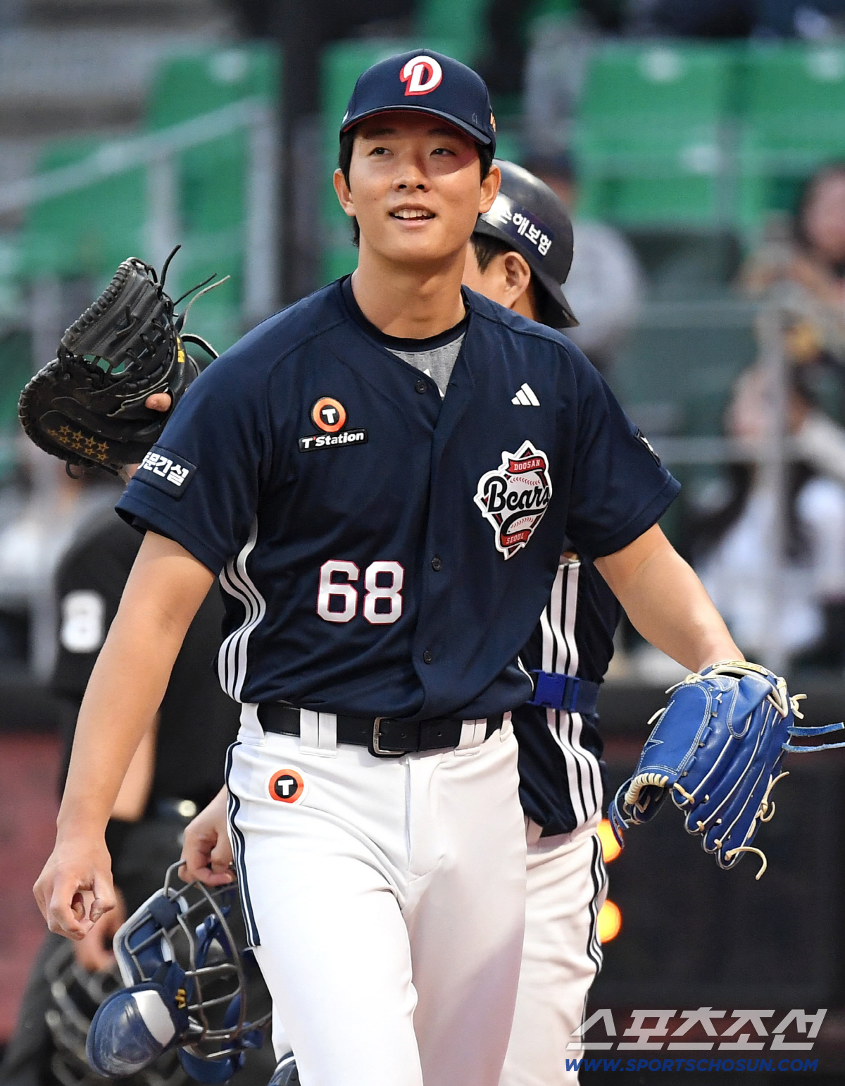 14일 인천 SSG랜더스필드에서 열린 SSG와 두산의 주중 3연전 첫 번째 경기. 1회 투구를 마치고 마운드를 내려오는 두산 선발 최민석. 인천=송정헌 기자 songs@sportschosun.com/2026.04.14/