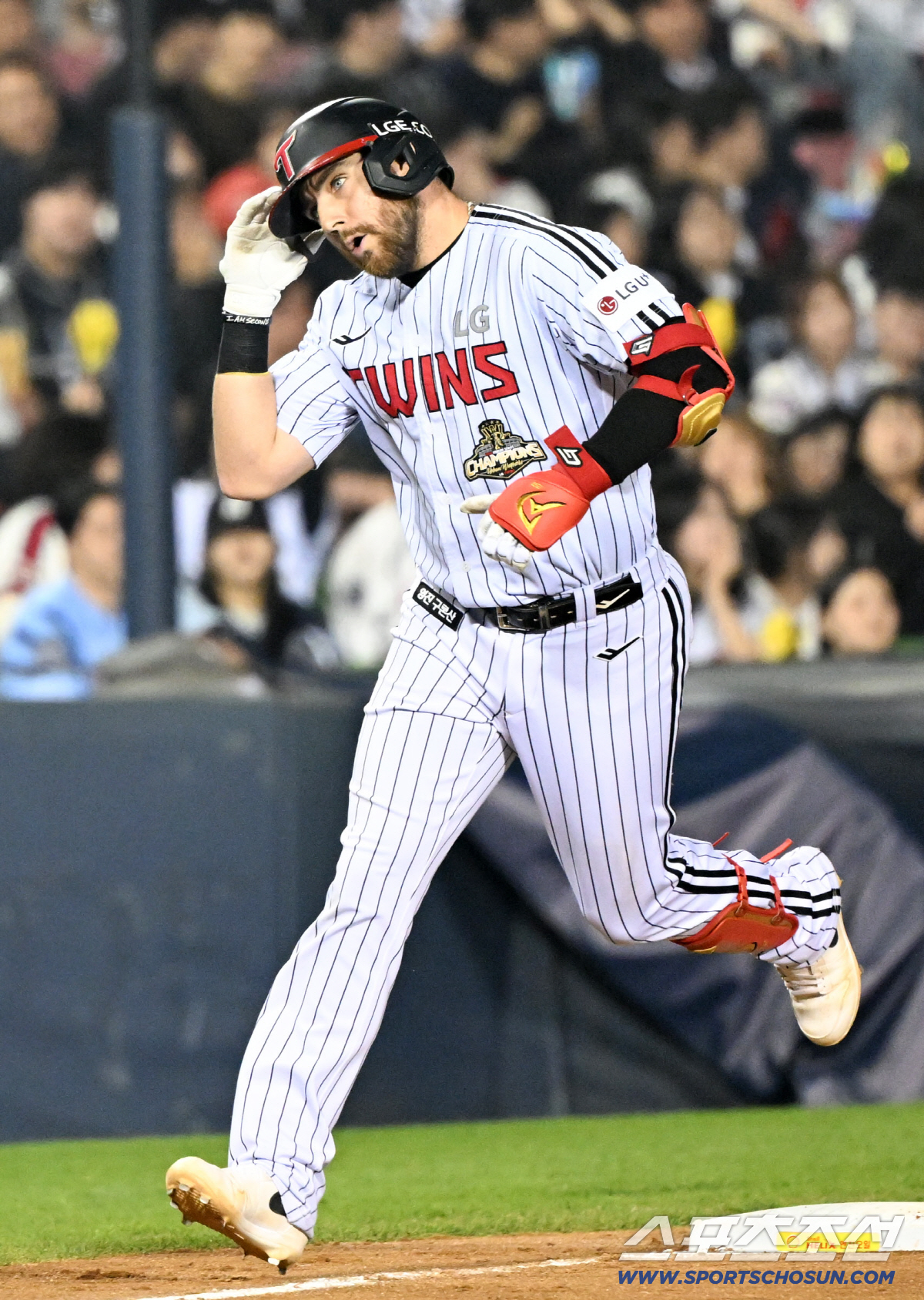 14일 잠실구장에서 열린 LG와 롯데의 경기. 8회말 LG 오스틴이 솔로포를 날린 뒤 환호하고 있다. 잠실=박재만 기자 pjm@sportschosun.com/2026.04.14/