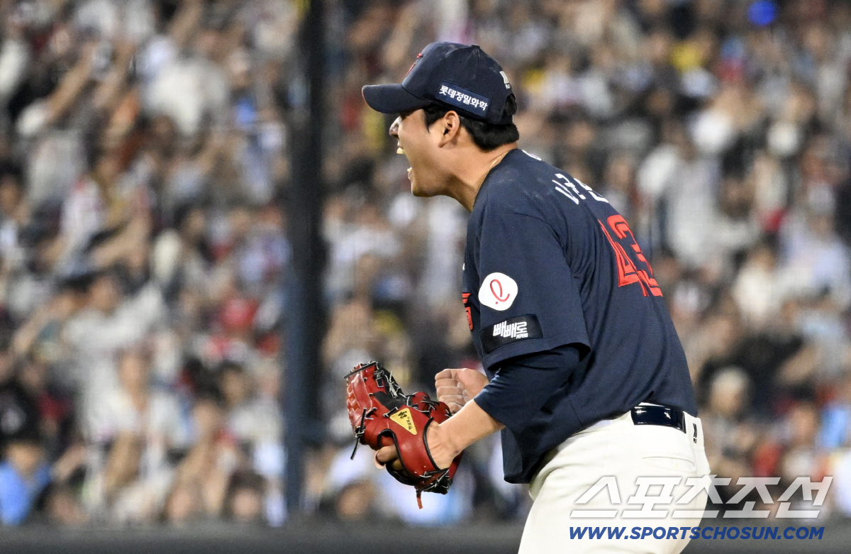 14일 잠실구장에서 열린 LG와 롯데의 경기. 롯데 선발 나균안이 위기를 막은 뒤 포효하고 있다. 잠실=박재만 기자 pjm@sportschosun.com/2026.04.14/