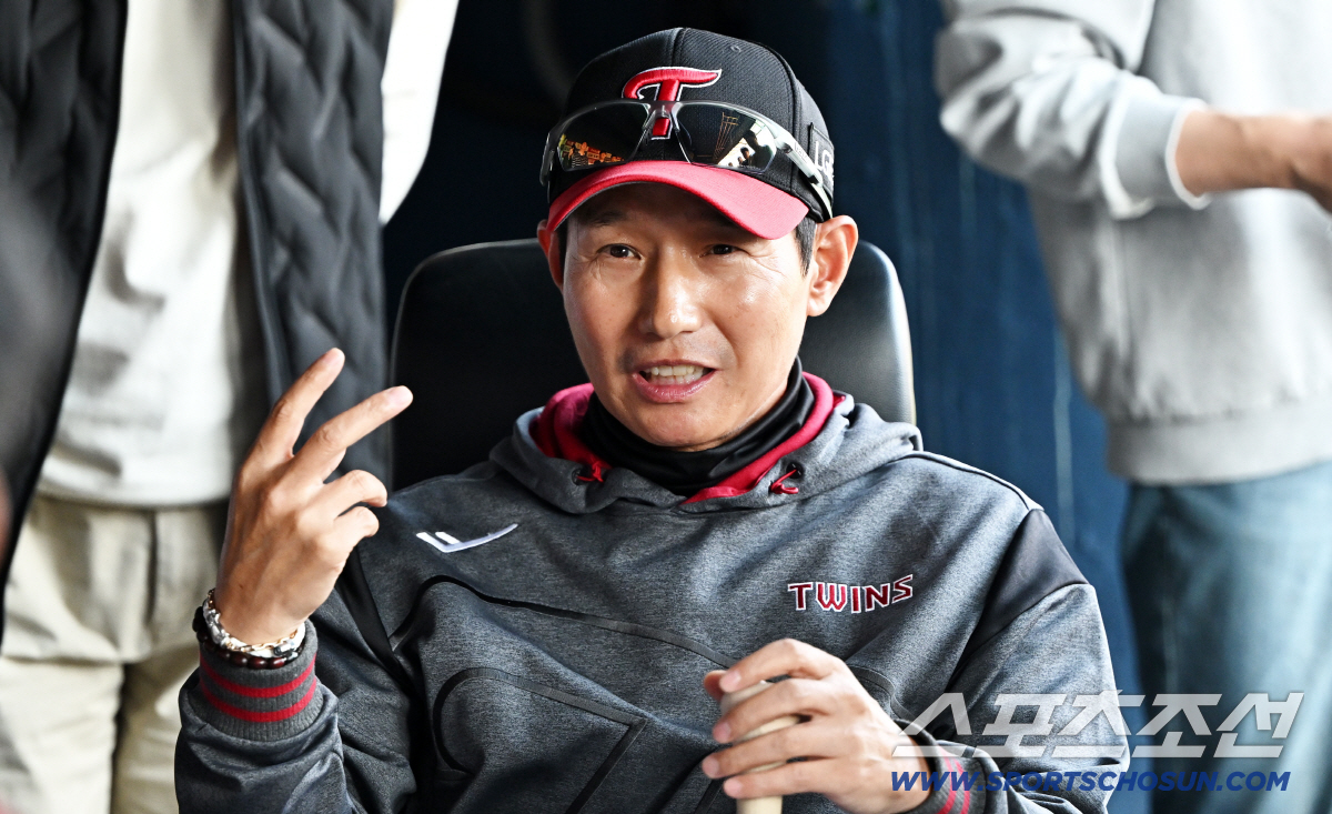 14일 잠실구장에서 열린 LG와 롯데의 경기. LG 염경엽 감독이 인터뷰를 하고 있다. 잠실=박재만 기자 pjm@sportschosun.com/2026.04.14/