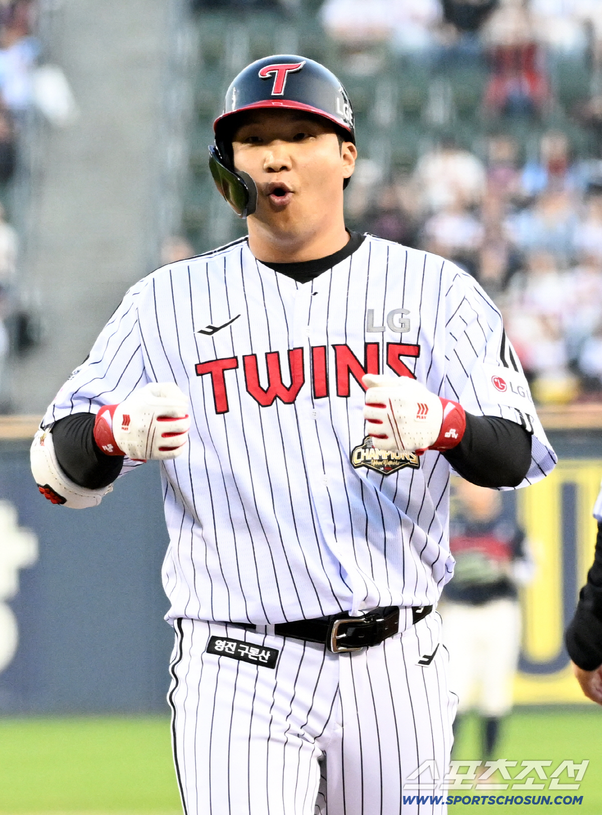 14일 잠실구장에서 열린 LG와 롯데의 경기. LG 문보경이 안타를 날린 뒤 환호하고 있다. 잠실=박재만 기자 pjm@sportschosun.com/2026.04.14/