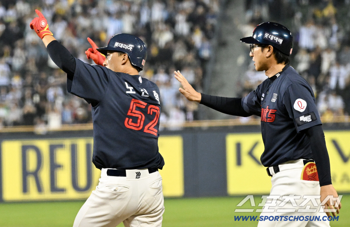 14일 잠실구장에서 열린 LG와 롯데의 경기. 7회초 1사 1,3루 롯데 노진혁이 적시타를 날린 뒤 환호하고 있다. 잠실=박재만 기자 pjm@sportschosun.com/2026.04.14/