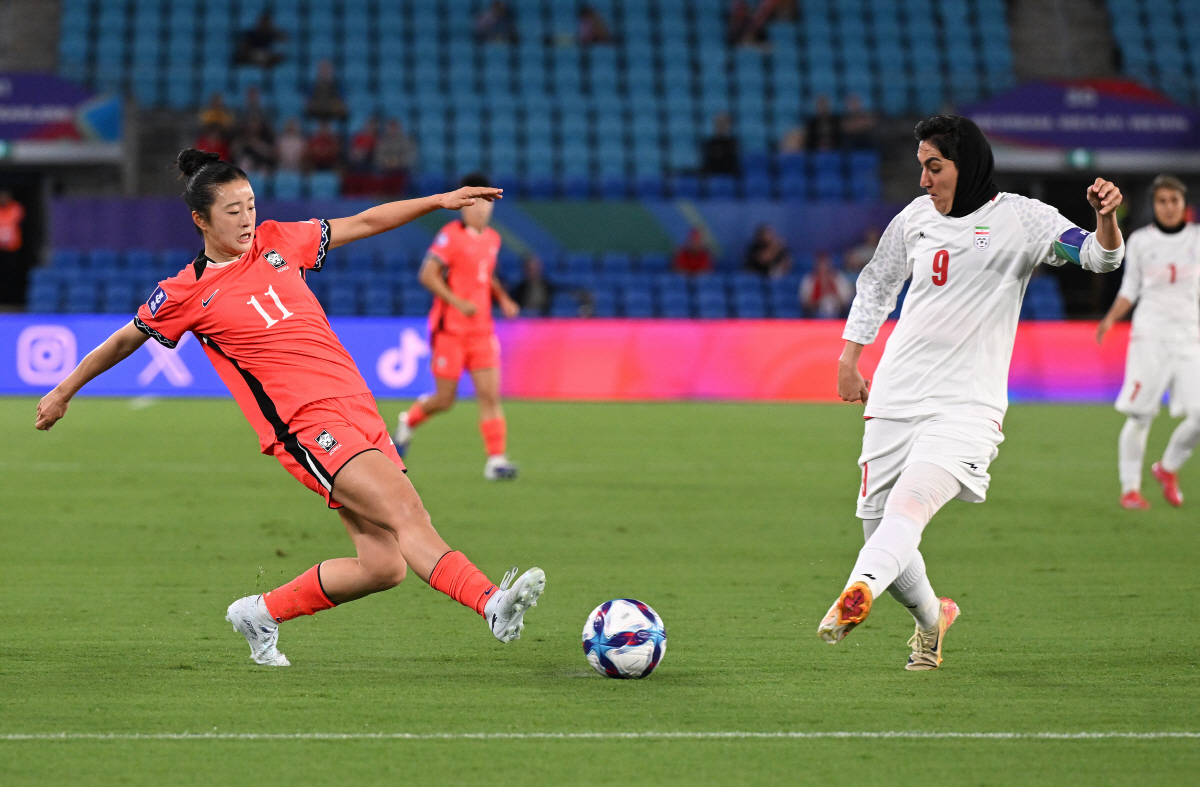 epa12789386 Choe Yu-ri of South Korea (L) competes with Zahra Ghanbari of the Islamic Republic of Iran during the AFC Women?s Asian Cup Group A match between South Korea and Iran at Robina Stadium on the Gold Coast, Australia, 02 March 2026. EPA/DAVE HUNT AUSTRALIA AND NEW ZEALAND OUT EDITORIAL USE ONLY