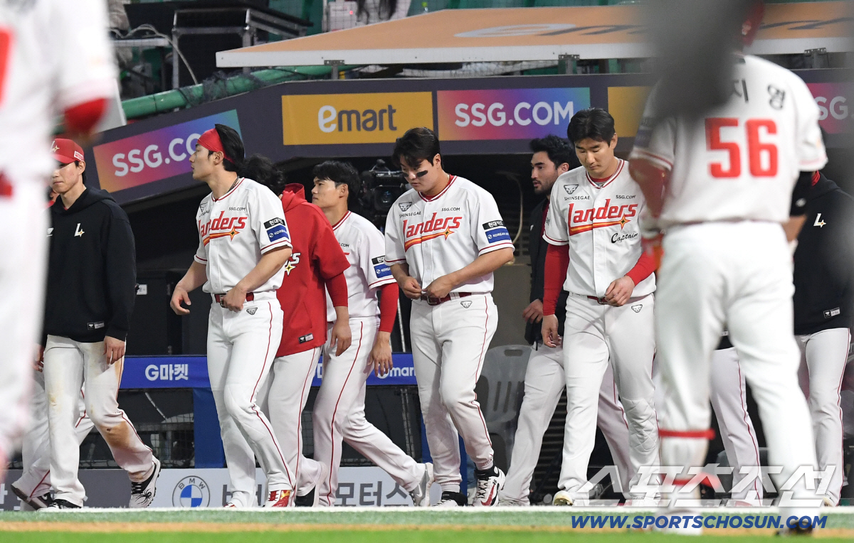 14일 인천 SSG랜더스필드에서 열린 SSG와 두산의 주중 3연전 첫 번째 경기. 두산이 SSG에 승리했다. 경기 종료 후 그라운드를 나서는 SSG 선수들. 인천=송정헌 기자 songs@sportschosun.com/2026.04.14/