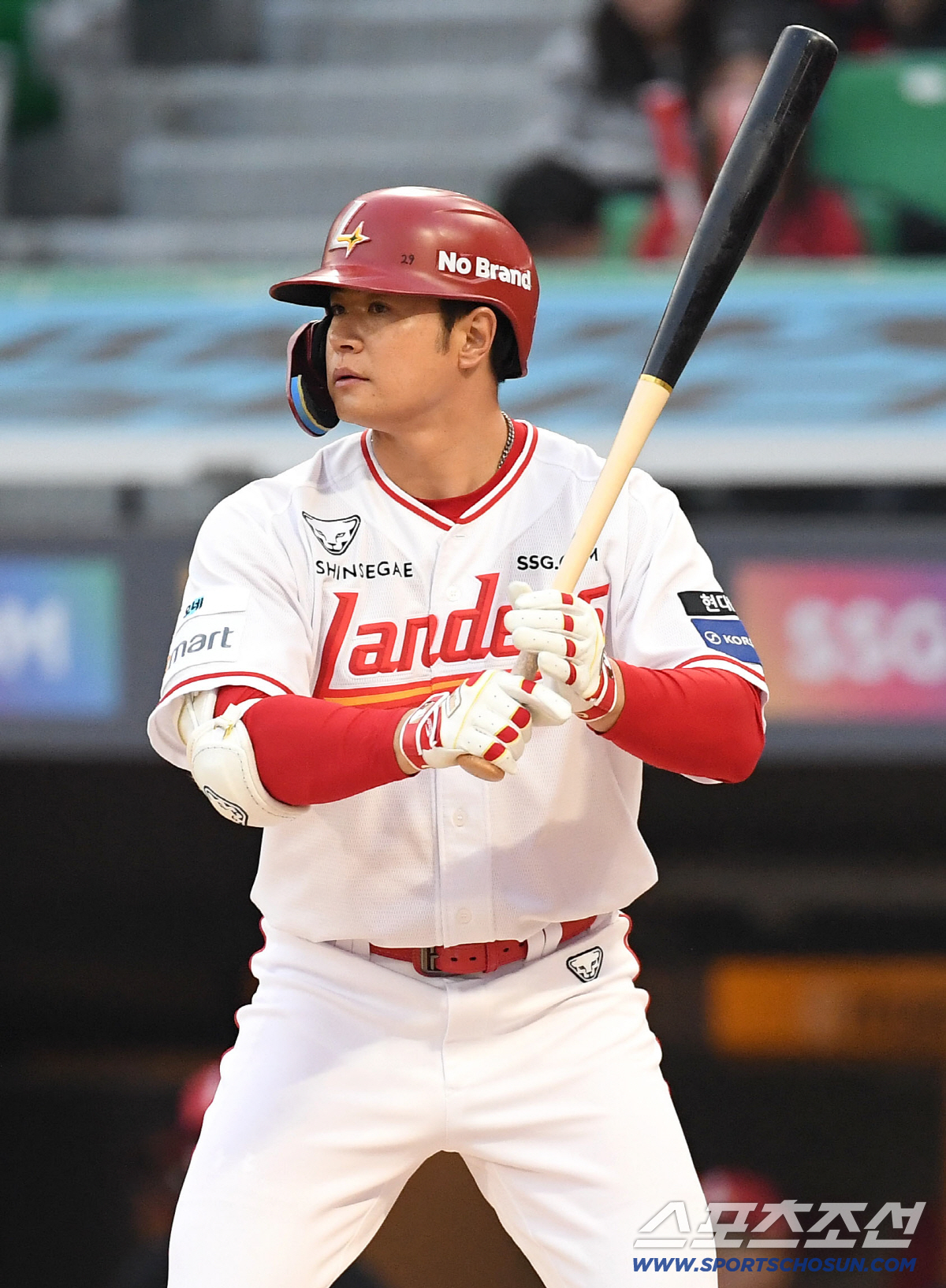 14일 인천 SSG랜더스필드에서 열린 SSG와 두산의 주중 3연전 첫 번째 경기. 타격하고 있는 SSG 김재환. 인천=송정헌 기자 songs@sportschosun.com/2026.04.14/