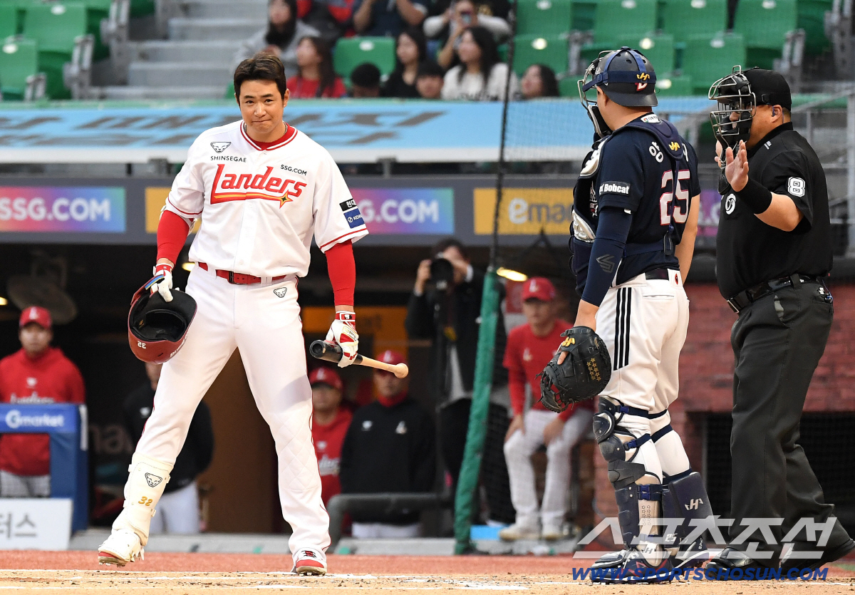 14일 인천 SSG랜더스필드에서 열린 SSG와 두산의 주중 3연전 첫 번째 경기. 1회말 첫 타석에 나서며 두산 팬들에게 인사를 하고 있는 SSG 김재환. 인천=송정헌 기자 songs@sportschosun.com/2026.04.14/