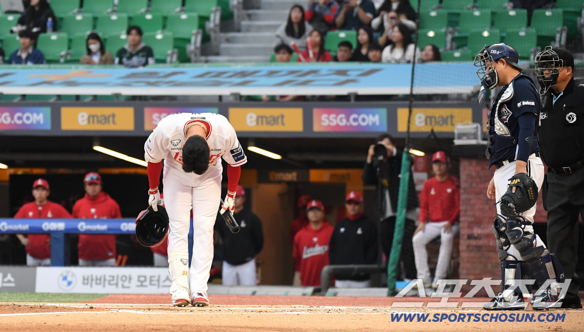 14일 인천 SSG랜더스필드에서 열린 SSG와 두산의 주중 3연전 첫 번째 경기. 1회말 첫 타석에 나서며 두산 팬들에게 인사를 하고 있는 SSG 김재환. 인천=송정헌 기자 songs@sportschosun.com/2026.04.14/