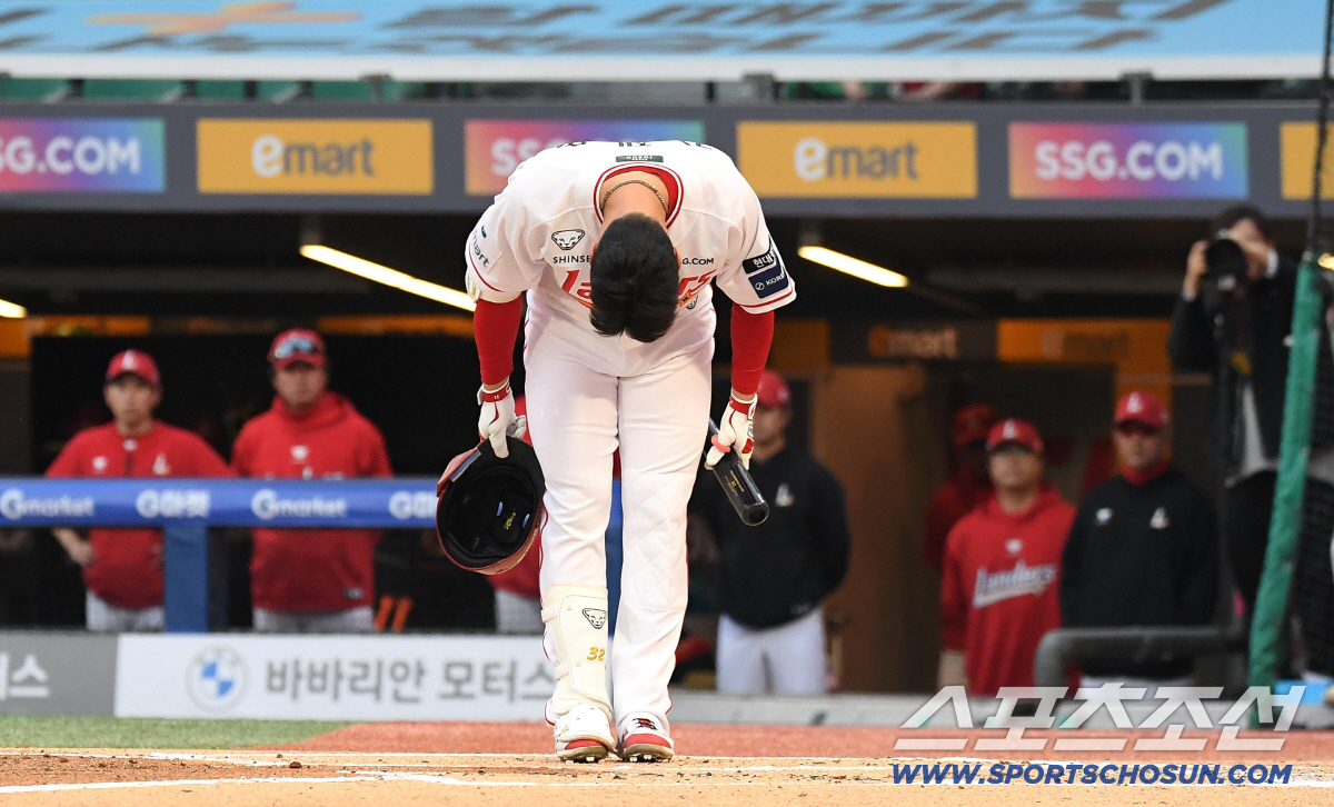 14일 인천 SSG랜더스필드에서 열린 SSG와 두산의 주중 3연전 첫 번째 경기. 1회말 첫 타석에 나서며 두산 팬들에게 인사를 하고 있는 SSG 김재환. 인천=송정헌 기자 songs@sportschosun.com/2026.04.14/