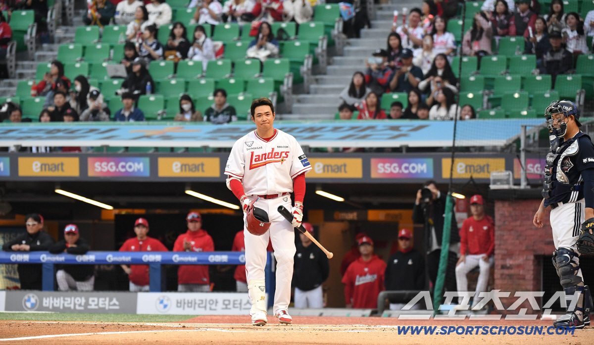 14일 인천 SSG랜더스필드에서 열린 SSG와 두산의 주중 3연전 첫 번째 경기. 1회말 첫 타석에 나서며 두산 팬들에게 인사를 하고 있는 SSG 김재환. 인천=송정헌 기자 songs@sportschosun.com/2026.04.14/