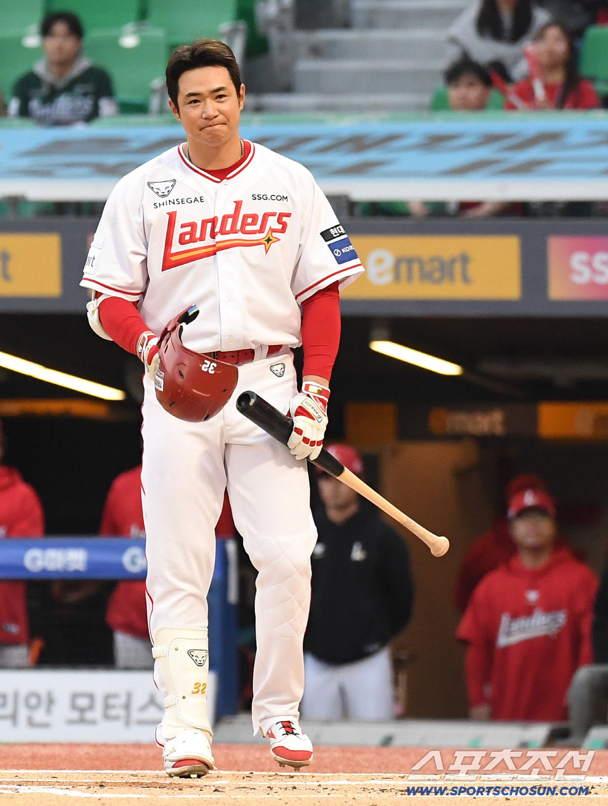 14일 인천 SSG랜더스필드에서 열린 SSG와 두산의 주중 3연전 첫 번째 경기. 1회말 첫 타석에 나서며 두산 팬들에게 인사를 하고 있는 SSG 김재환. 인천=송정헌 기자 songs@sportschosun.com/2026.04.14/