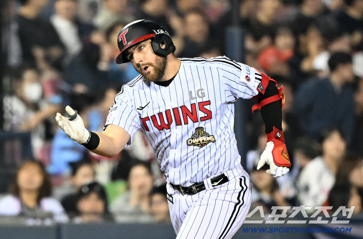 14일 잠실구장에서 열린 LG와 롯데의 경기. 8회말 LG 오스틴이 솔로포를 날린 뒤 환호하고 있다. 잠실=박재만 기자 pjm@sportschosun.com/2026.04.14/