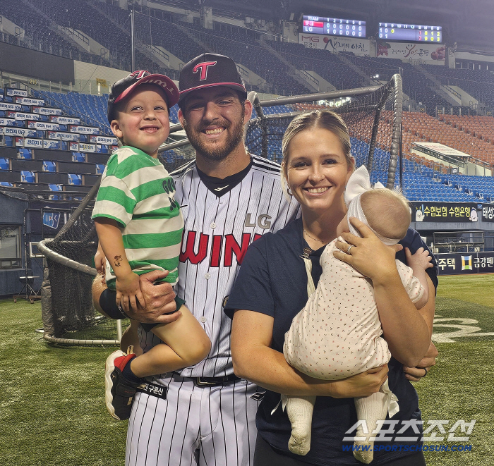 "LG 가자!" 포효한 영웅 → 홈런 1위+단독 선두 원맨쇼 '기쁨 두배'…"하루하루 자부심 느낀다" 