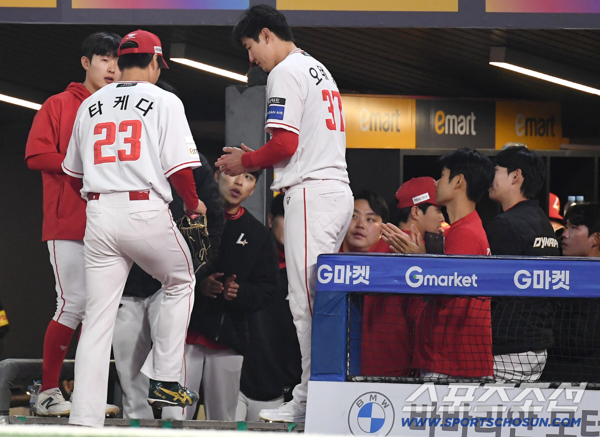 14일 인천 SSG랜더스필드에서 열린 SSG와 두산의 주중 3연전 첫 번째 경기. 3회 조기 강판 당하는 SSG 선발 타케다. 인천=송정헌 기자 songs@sportschosun.com/2026.04.14/