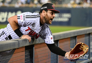 '배트 던지고, 펜스까지 올라탔다' 오스틴, 역전포 투지 넘치는 플레이...LG 8연승 완성 [잠실 현장]