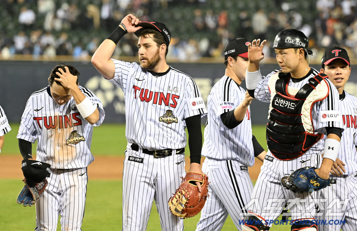 공수에서 맹활약하며 팀을 승리로 이끈 오스틴이 동료들과 8연승 기쁨을 만끽하고 있다. 잠실=박재만 기자 pjm@sportschosun.com
