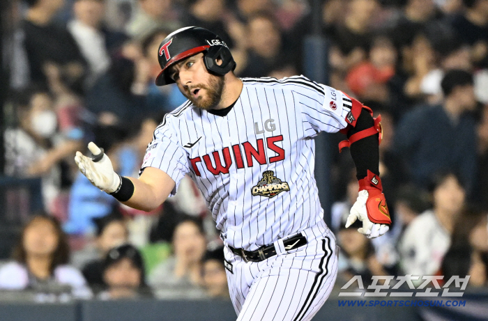 '배트 던지고, 펜스까지 올라탔다' 오스틴, 역전포+투지 넘치는 플레이...LG 8연승 완성 