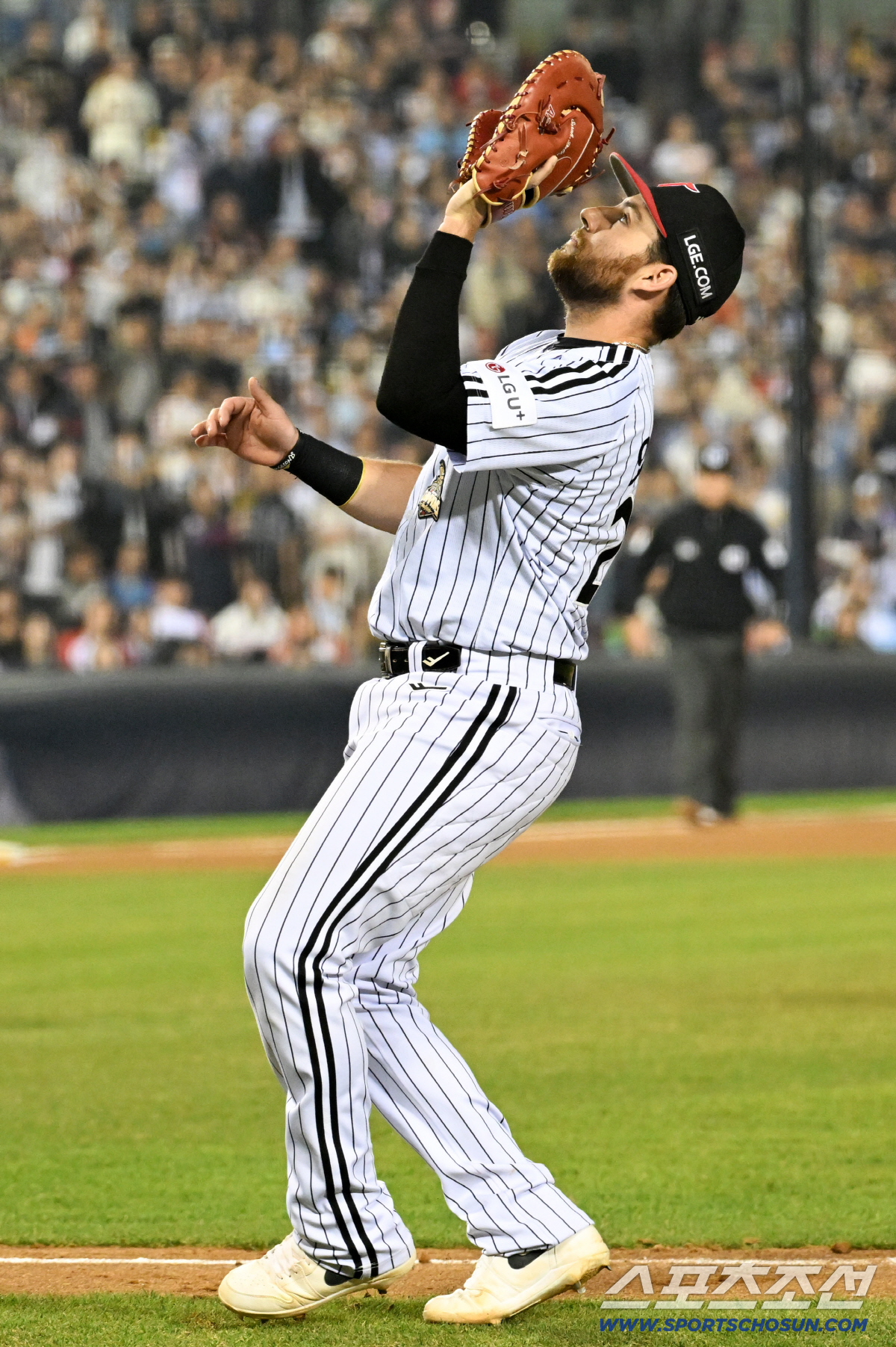 9회초 무사 1루 롯데 한태양 번트 타구가 뜨자 LG 오스틴이 처리하고 있다.