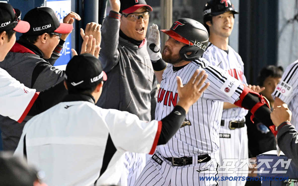 역전포를 터뜨린 오스틴이 염경엽 감독 손을 있는 힘껏 내려쳤다.