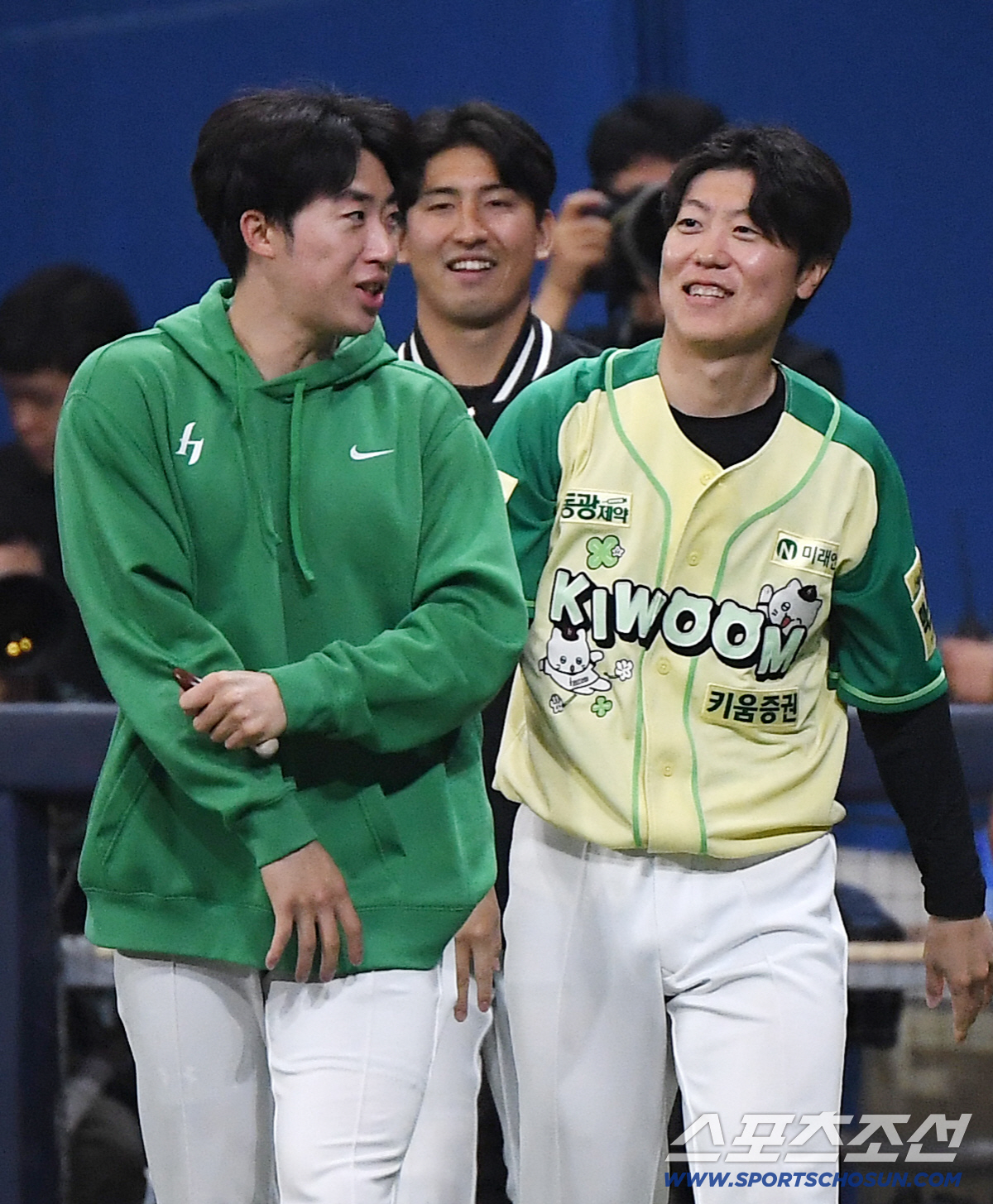 12일 서울 고척스카이돔에서 열린 롯데-키움전. 키움이 2대0으로 승리했다. 6이닝 무실점으로 승리투수가 된 배동현이 동료들의 축하를 받고 있다. 고척=정재근 기자 cjg@sportschosun.com/2026.4.12/