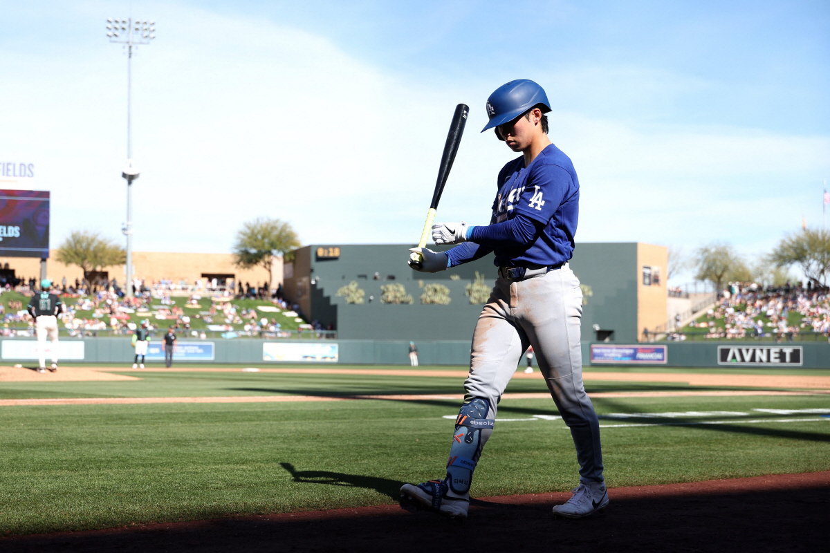 SCOTTSDALE, ARIZONA - FEBRUARY 25: Hyeseong Kim #6 of the Los Angeles Dodgers walks to the on deck circle during the fourth inning of a spring training game against the Arizona Diamondbacks at Salt River Fields at Talking Stick on February 25, 2026 in Scottsdale, Arizona. Chris Coduto/Getty Images/AFP (Photo by Chris Coduto / GETTY IMAGES NORTH AMERICA / Getty Images via AFP)