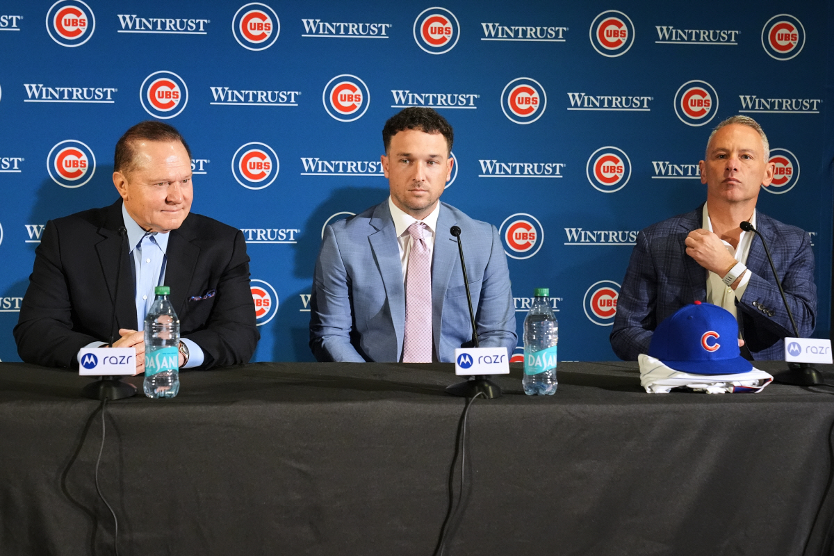 New Chicago Cubs infielder Alex Bregman, center, his agent Scott Boras, left, and Chicago Cubs president of baseball operations Jed Hoyer arrive at a news conference Thursday, Jan. 15, 2026. (AP Photo/Nam Y. Huh)