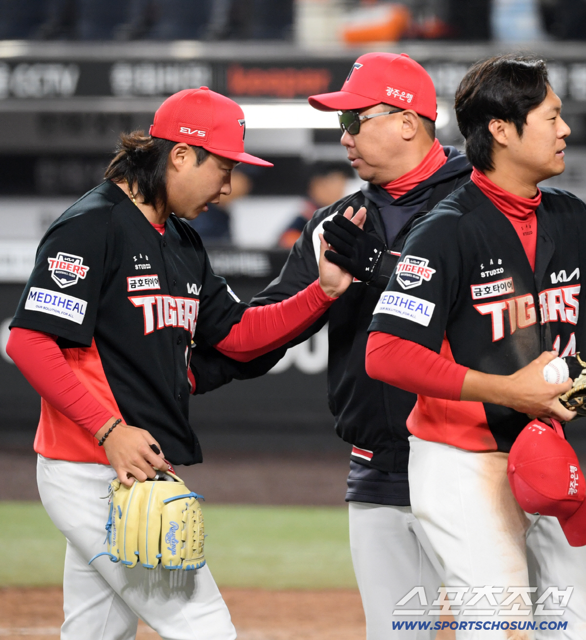10일 대전 한화생명볼파크에서 열린 한화와 KIA의 경기. 승리한 KIA 김범수, 이범호 감독이 기뻐하고 있다. 대전=박재만 기자 pjm@sportschosun.com/2026.04.10/