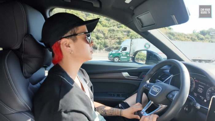 에프엑스 엠버, 팔뚝 뒤덮은 문신..美에서 자유분방한 근황