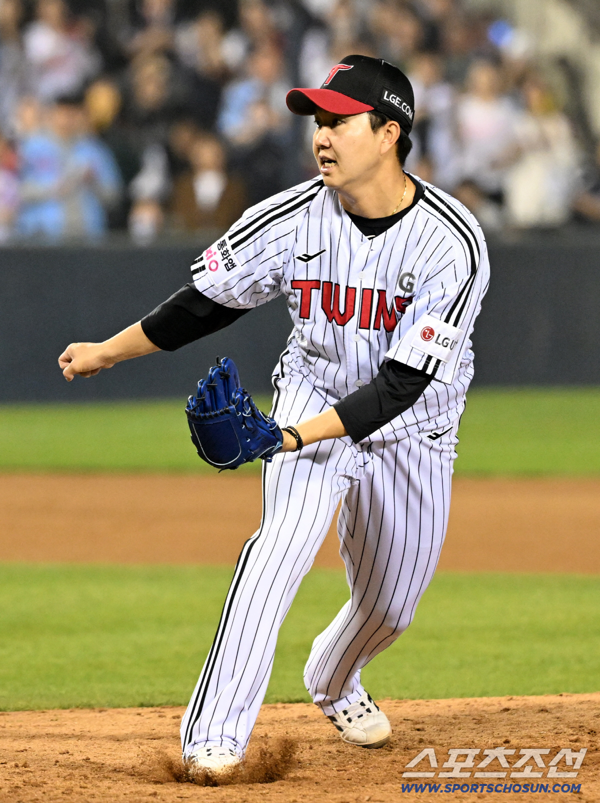 단타만 맞아도 동점 허용, 마무리 유영찬은 한복판에 슬라이더를 꽂아 넣었다.