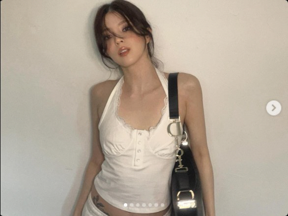 한소희, 전신 타투 지우더니 골반에 '새 타투'…"스티커야 진짜야"