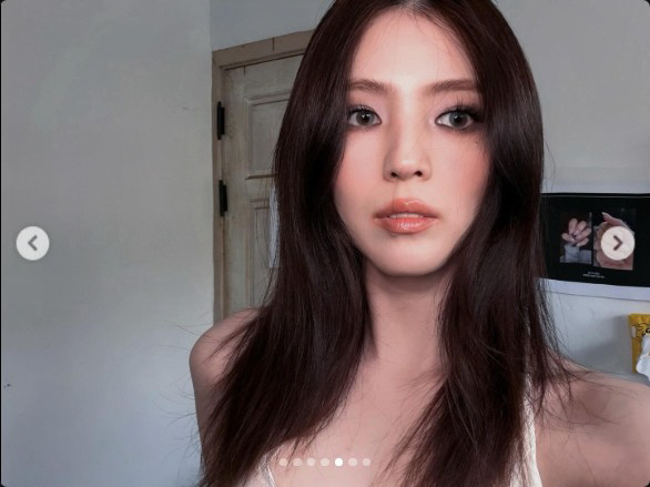 한소희, 전신 타투 지우더니 골반에 '새 타투'…"스티커야 진짜야"