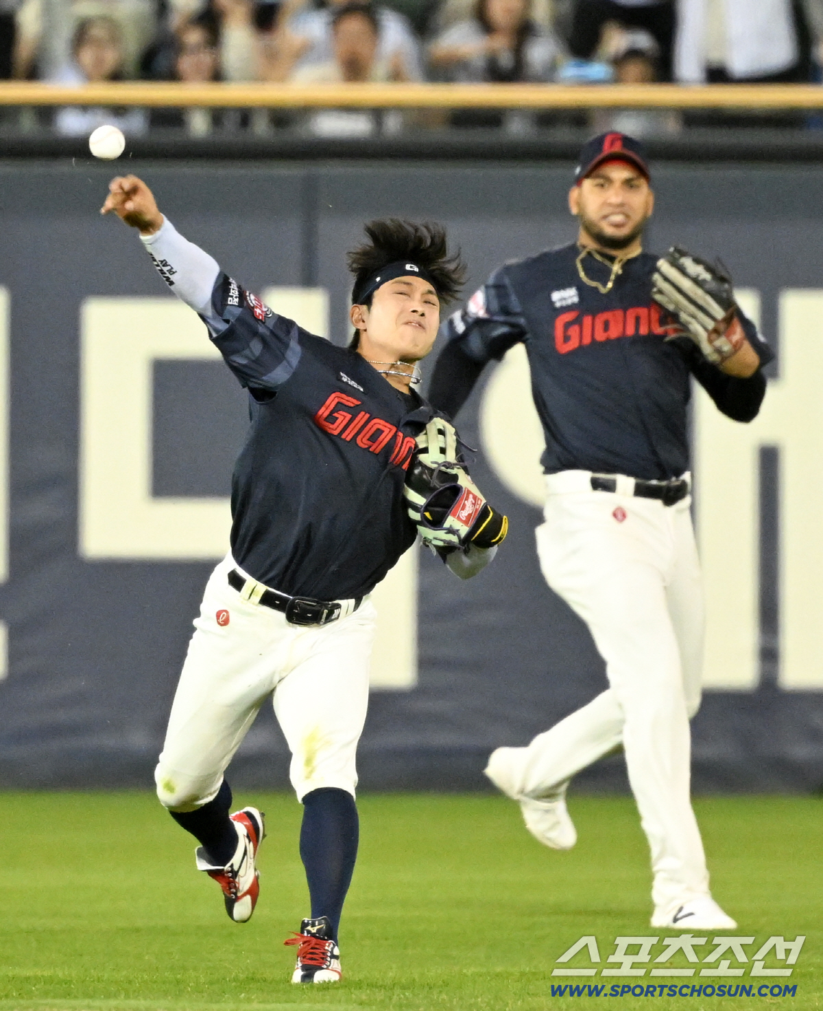 홍창기의 행운의 안타를 지워버린 황성빈의 호수비.